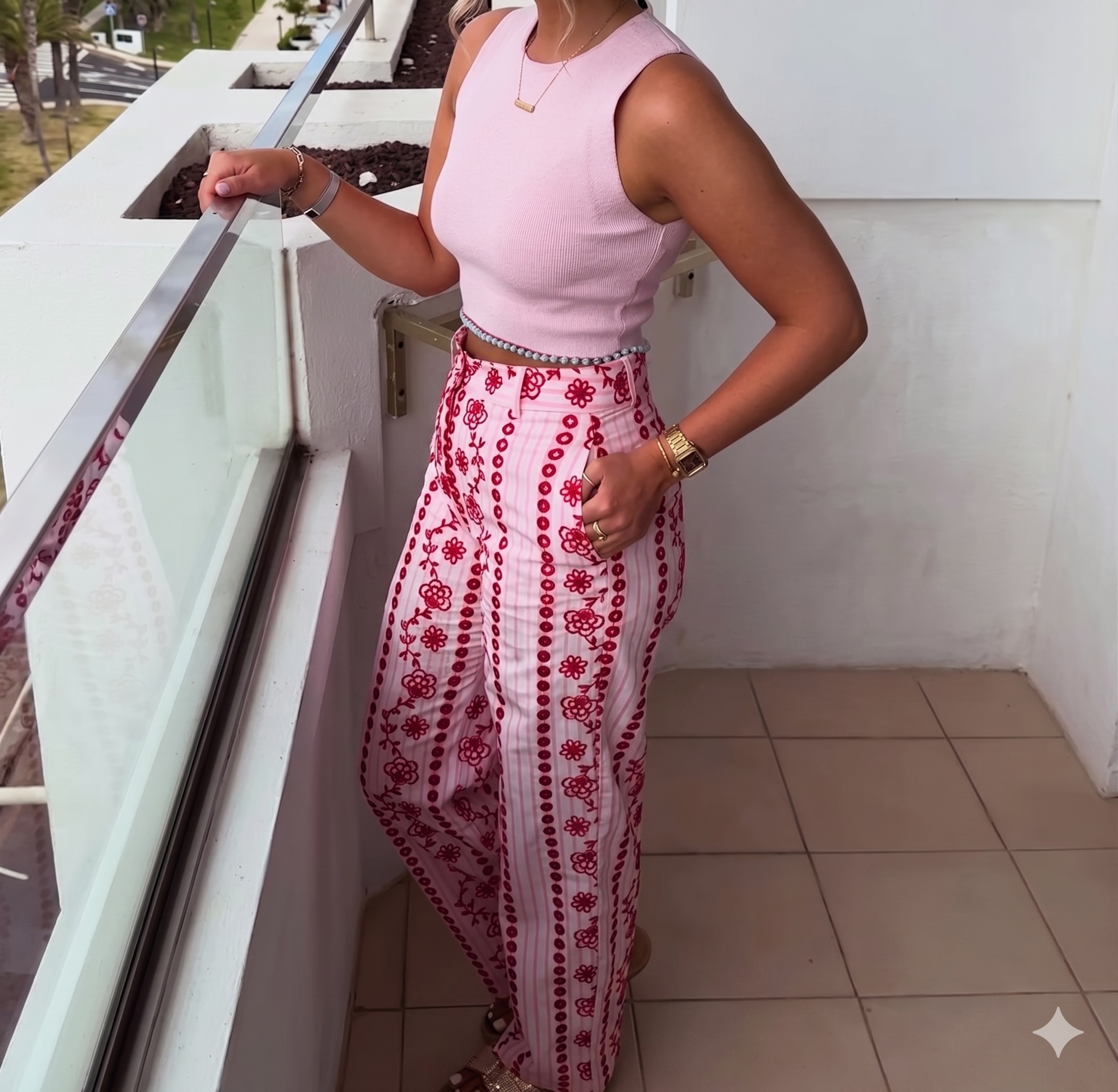 Pantalones de Mujer Estilo Boho Chic con Bordado Rosa